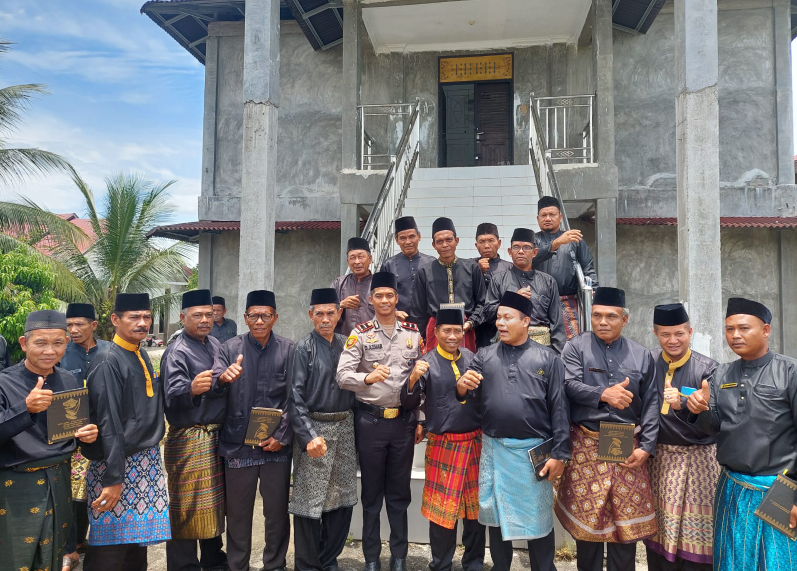 Wujudkan Harkamtibmas Jelang Pilkades Kapolsek Rambah Hilir Ikuti Para Tokoh Adat
